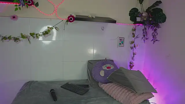 Snapshot of bri_cullen chatting on 11.08.25 bri cullen online show from 11.08.25