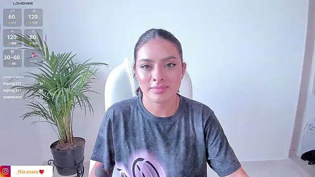 Snapshot of NiiaEvanss chatting on 02.27.25 NiiaEvanss online show from 02.27.25