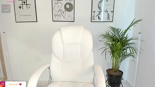 Snapshot of NiiaEvanss chatting on 03.12.25 NiiaEvanss online show from 03.12.25