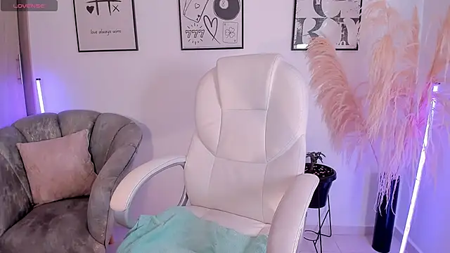 Snapshot of NiiaEvanss chatting on 11.22.25 NiiaEvanss online show from 11.22.25