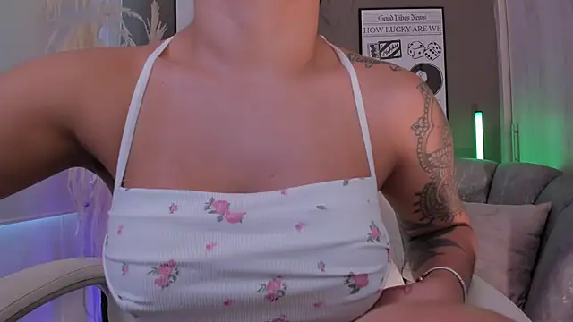 Snapshot of NiiaEvanss chatting on 01.09.26 NiiaEvanss online show from 01.09.26