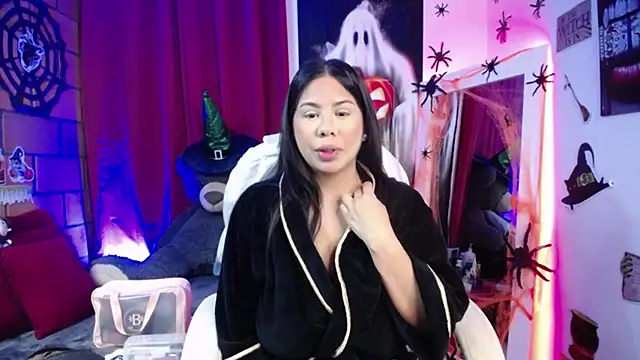 Snapshot of downsonMia chatting on 10.30.25 downsonMia online show from 10.30.25