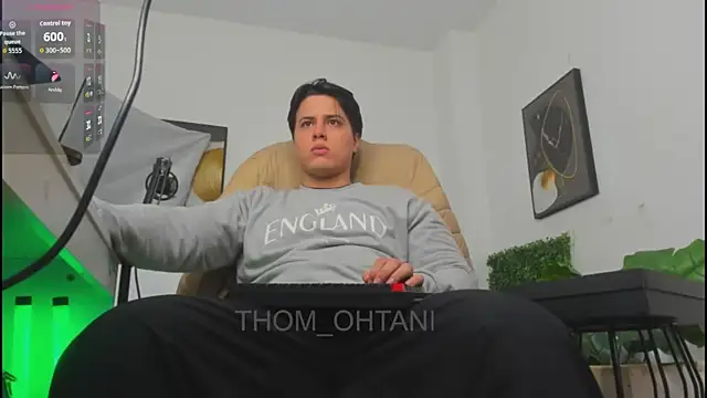 Snapshot of Thom_Ohtani chatting on 06.12.26 Thom Ohtani online show from 06.12.26
