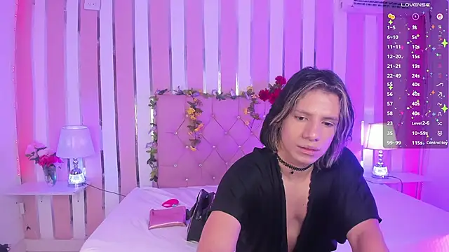 Snapshot of TylerBloom chatting on 09.26.25 TylerBloom online show from 09.26.25