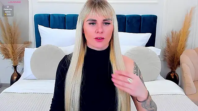 Snapshot of LiluDav chatting on 02.18.26 LiluDav online show from 02.18.26