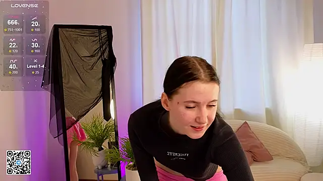 Snapshot of mon_lola chatting on 02.10.25 mon lola online show from 02.10.25