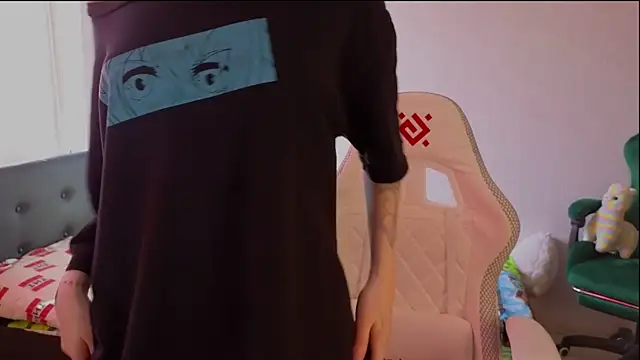 Snapshot of mon_lola chatting on 03.17.25 mon lola online show from 03.17.25