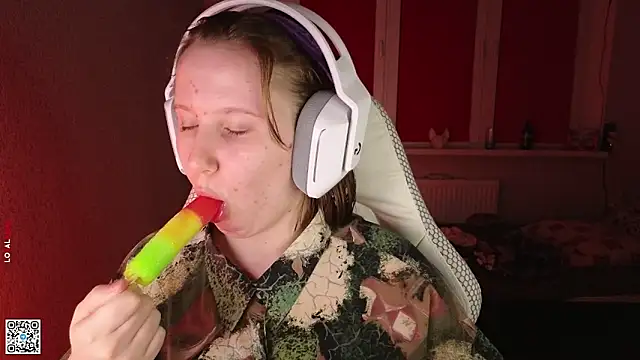 Snapshot of mon_lola chatting on 09.12.25 mon lola online show from 09.12.25