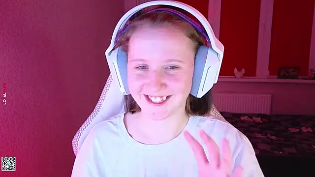 Snapshot of mon_lola chatting on 09.23.25 mon lola online show from 09.23.25