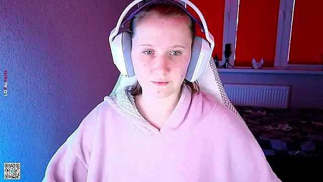 Snapshot of mon_lola chatting on 09.28.25 mon lola online show from 09.28.25