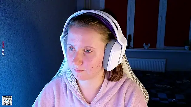 Snapshot of mon_lola chatting on 09.29.25 mon lola online show from 09.29.25