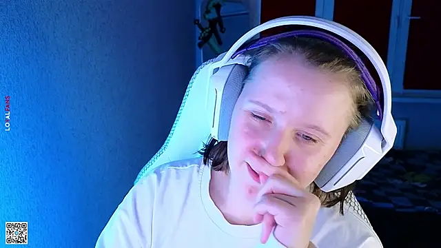 Snapshot of mon_lola chatting on 10.02.25 mon lola online show from 10.02.25