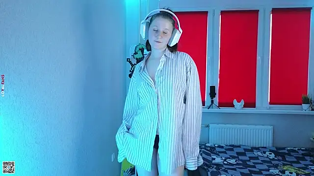 Snapshot of mon_lola chatting on 10.08.25 mon lola online show from 10.08.25