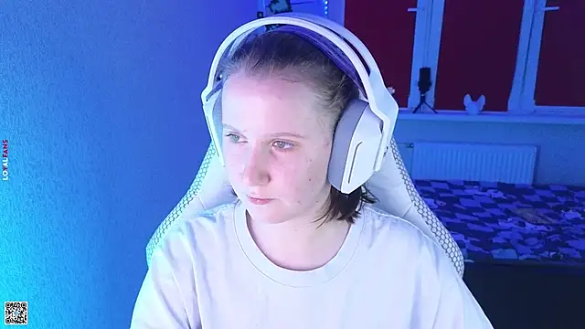 Snapshot of mon_lola chatting on 10.10.25 mon lola online show from 10.10.25