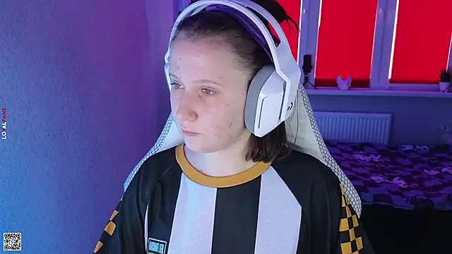 Snapshot of mon_lola chatting on 10.15.25 mon lola online show from 10.15.25