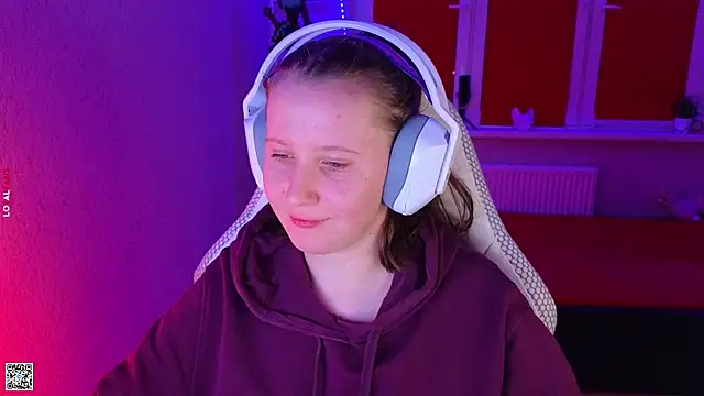 Snapshot of mon_lola chatting on 10.24.25 mon lola online show from 10.24.25