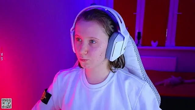 Snapshot of mon_lola chatting on 11.10.25 mon lola online show from 11.10.25