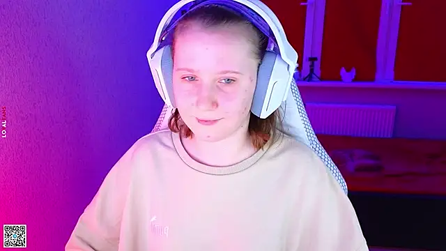 Snapshot of mon_lola chatting on 11.14.25 mon lola online show from 11.14.25