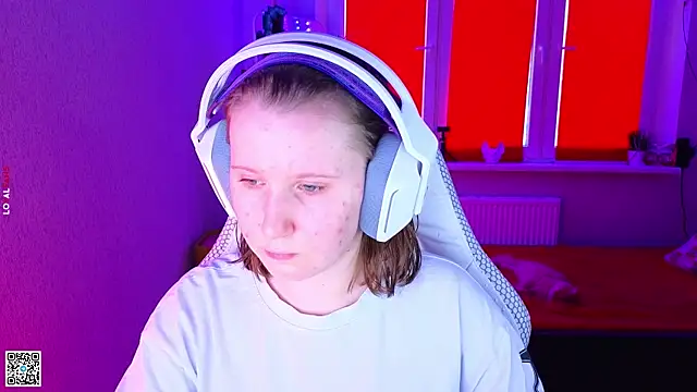 Snapshot of mon_lola chatting on 11.24.25 mon lola online show from 11.24.25