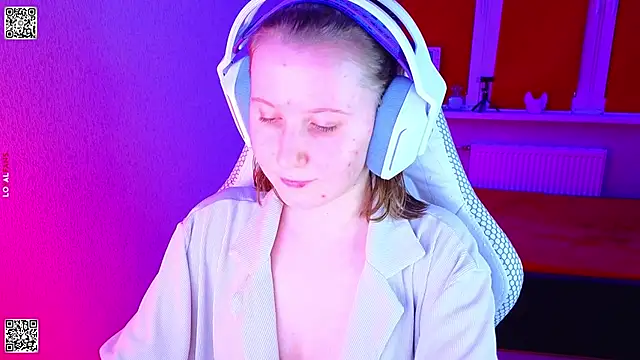 Snapshot of mon_lola chatting on 11.29.25 mon lola online show from 11.29.25