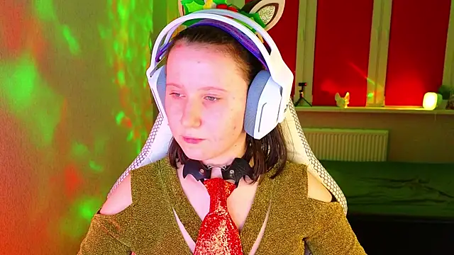 Snapshot of mon_lola chatting on 12.15.25 mon lola online show from 12.15.25