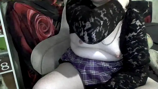 Snapshot of AverageRose chatting on 05.29.26 AverageRose online show from 05.29.26