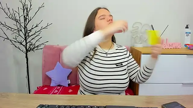 Snapshot of AdeleCruz chatting on 02.11.25 AdeleCruz online show from 02.11.25