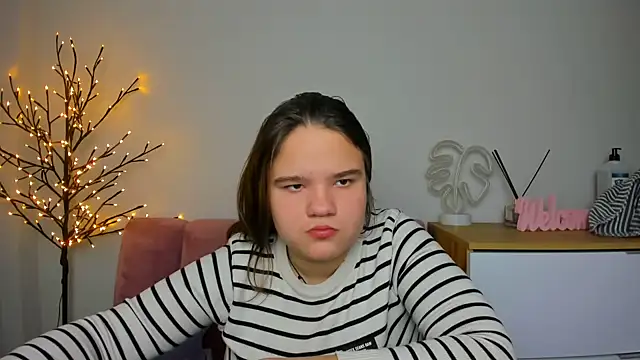 Snapshot of AdeleCruz chatting on 02.12.25 AdeleCruz online show from 02.12.25