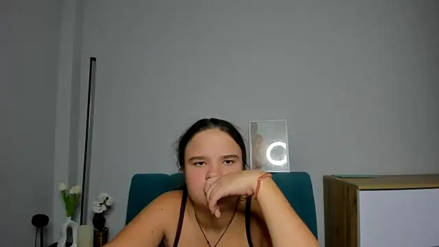 Snapshot of AdeleCruz chatting on 10.06.25 AdeleCruz online show from 10.06.25