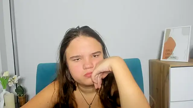 Snapshot of AdeleCruz chatting on 10.21.25 AdeleCruz online show from 10.21.25