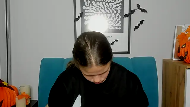 Snapshot of AdeleCruz chatting on 11.02.25 AdeleCruz online show from 11.02.25