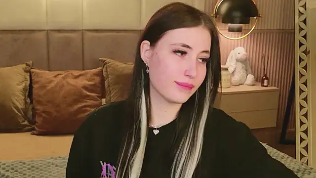 EmmaLawrens online show from 04.26.26