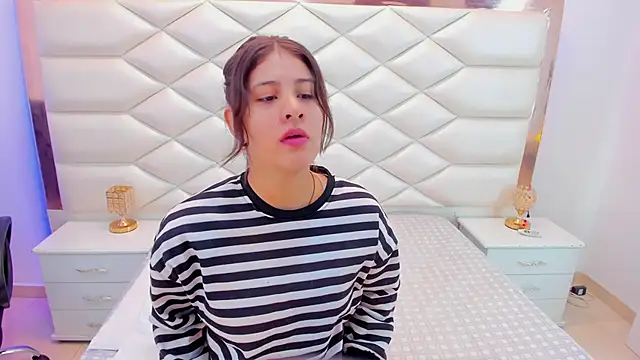 Snapshot of MiaQueen021 chatting on 01.24.25 MiaQueen021 online show from 01.24.25