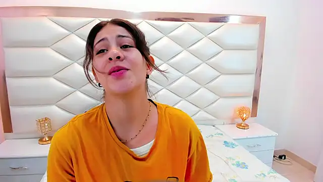 Snapshot of MiaQueen021 chatting on 01.28.25 MiaQueen021 online show from 01.28.25