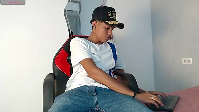 Snapshot of kyam_adams chatting on 03.18.25 kyam adams online show from 03.18.25