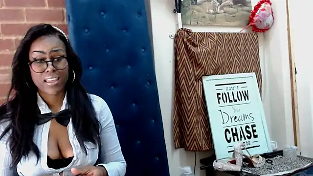 Snapshot of PEBBLES365 chatting on 03.09.25 PEBBLES365 online show from 03.09.25