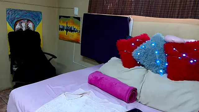 Snapshot of PEBBLES365 chatting on 10.30.25 PEBBLES365 online show from 10.30.25