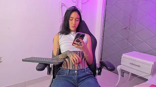 Snapshot of MeganPresleyy chatting on 05.18.26 MeganPresleyy online show from 05.18.26