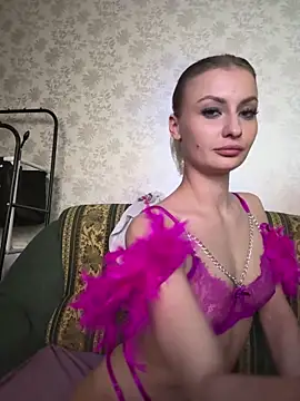 Snapshot of BeatriceXCute chatting on 11.12.25 BeatriceXCute online show from 11.12.25