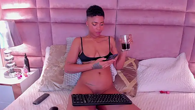 Snapshot of LuciaWallace chatting on 02.04.25 LuciaWallace online show from 02.04.25