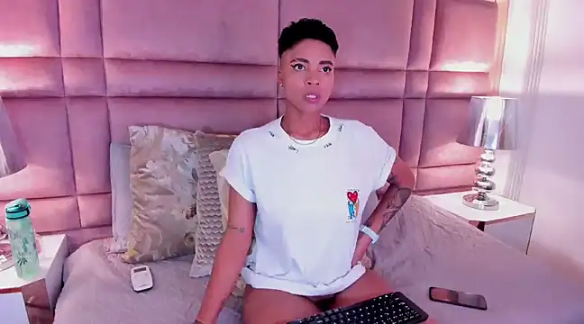 Snapshot of LuciaWallace chatting on 02.15.25 LuciaWallace online show from 02.15.25