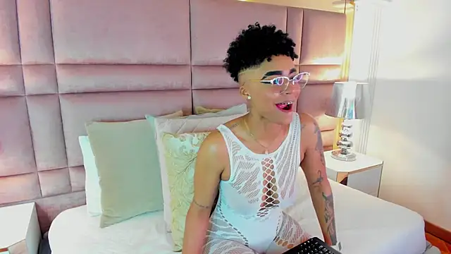 Snapshot of LuciaWallace chatting on 09.27.25 LuciaWallace online show from 09.27.25