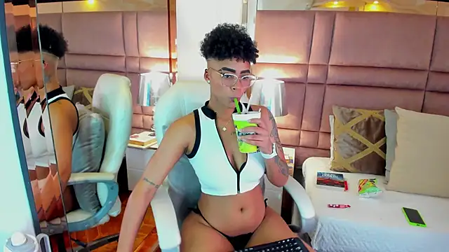 Snapshot of LuciaWallace chatting on 10.03.25 LuciaWallace online show from 10.03.25