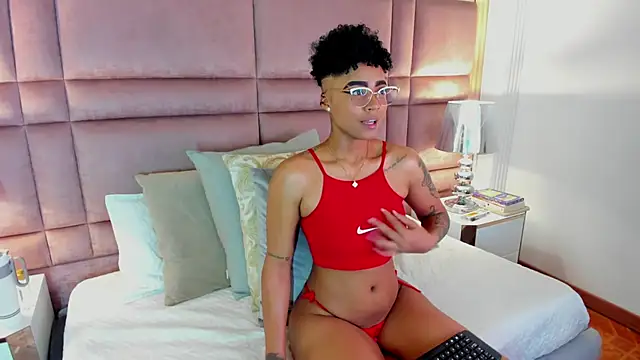 Snapshot of LuciaWallace chatting on 10.06.25 LuciaWallace online show from 10.06.25