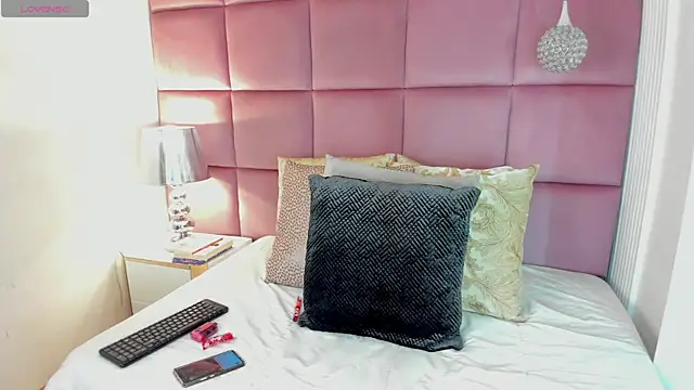 Snapshot of LuciaWallace chatting on 10.19.25 LuciaWallace online show from 10.19.25