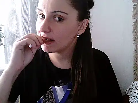 Snapshot of Yuliia30 chatting on 12.18.25 Yuliia30 online show from 12.18.25