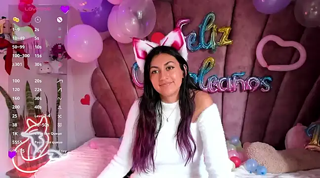 Snapshot of sweetfoxy_17 chatting on 02.18.25 sweetfoxy 17 online show from 02.18.25