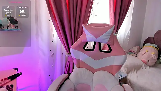 Snapshot of sweetfoxy_17 chatting on 04.08.26 sweetfoxy 17 online show from 04.08.26