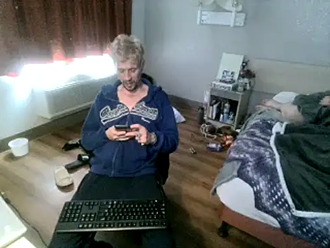 Snapshot of AQuickPhyx chatting on 02.20.25 AQuickPhyx online show from 02.20.25