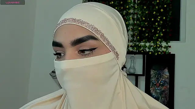 Snapshot of Maissa_Alabi chatting on 12.04.25 Maissa Alabi online show from 12.04.25